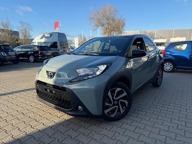 Groen (metallic) Occasion 2025 Toyota Aygo X Pulse SUV | € 21.995 (Iets duurder) - Afbeelding 1/4
