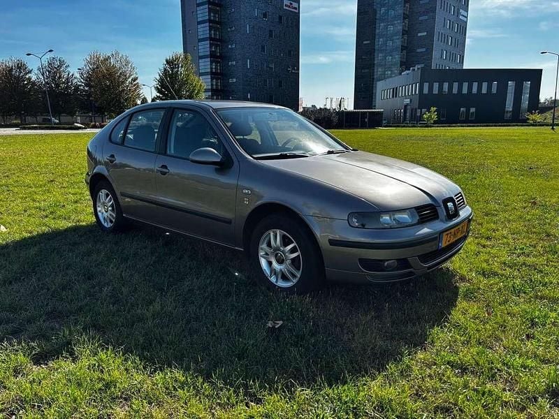 Grijs Gebruikt 2004 Seat Leon Stella Hatchback | € 2.355 (Eerlijke prijs) - Afbeelding 1/4