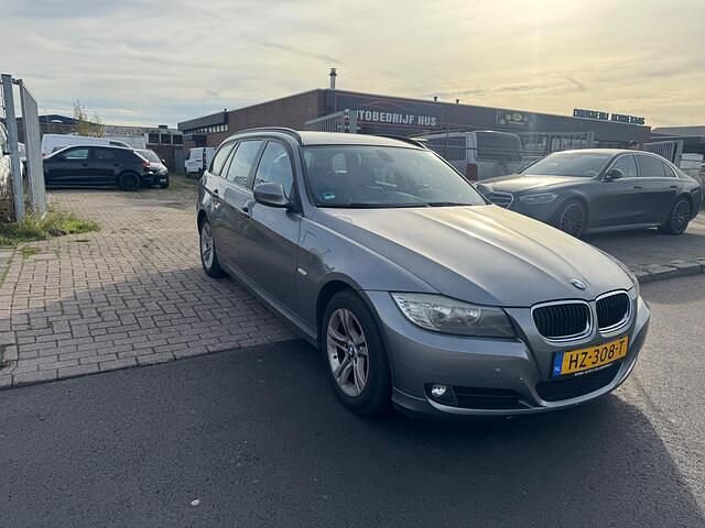 Grijs Occasion 2011 BMW 318 Stationwagen | € 3.250 (Eerlijke prijs) - Afbeelding 1/4