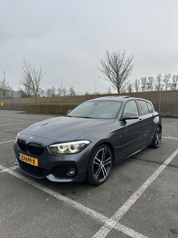 Grijs Gebruikt 2019 BMW 118 Hatchback | € 21.878 (Eerlijke prijs) - Afbeelding 1/4