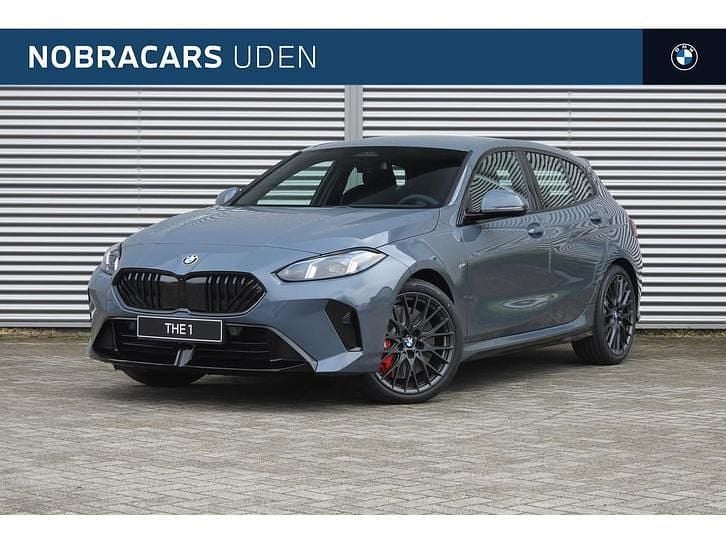 Storm bay Nieuw 2025 BMW 120 M Sport Hatchback | € 53.515 (Eerlijke prijs) - Afbeelding 1/4