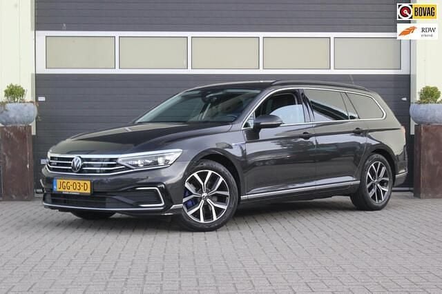 Grijs Gebruikt 2022 VW Passat Business Stationwagen | € 22.900 (Goede deal) - Afbeelding 1/4