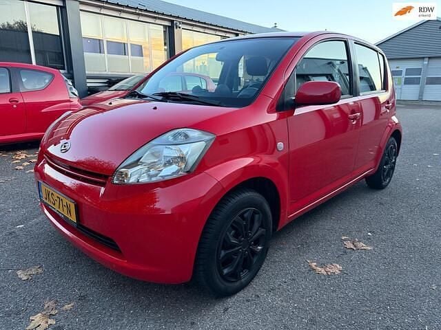 Rood (metallic) Gebruikt 2006 Daihatsu Sirion Hatchback | € 2.450 (Eerlijke prijs) - Afbeelding 1/4