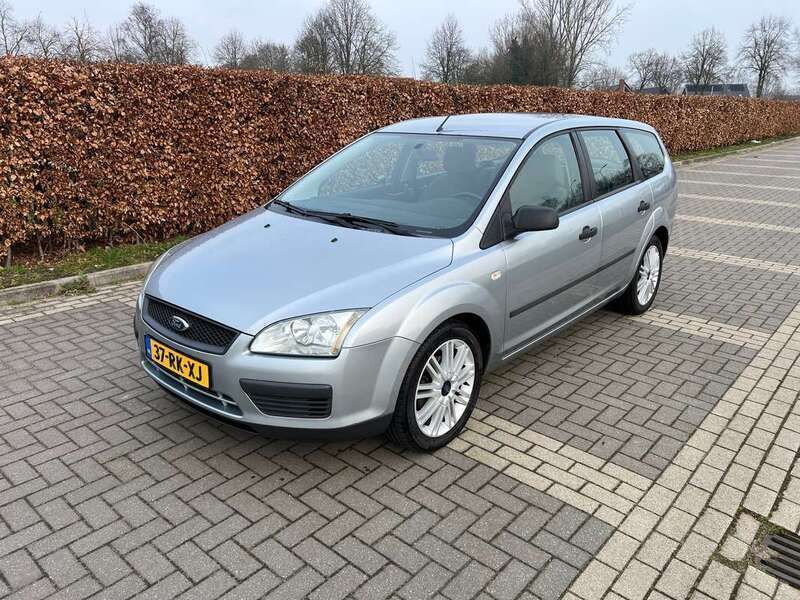 Grijs Gebruikt 2005 Ford Focus Trend Stationwagen | € 1.700 (Iets duurder) - Afbeelding 1/4