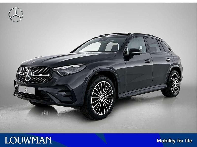 Grijs Nieuw 2025 Mercedes GLC300e Sport Edition SUV | € 80.617 (Eerlijke prijs) - Afbeelding 1/4