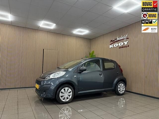 Grijs, metallic lak Gebruikt 2013 Peugeot 107 Access Hatchback | € 4.950 (Eerlijke prijs) - Afbeelding 1/4