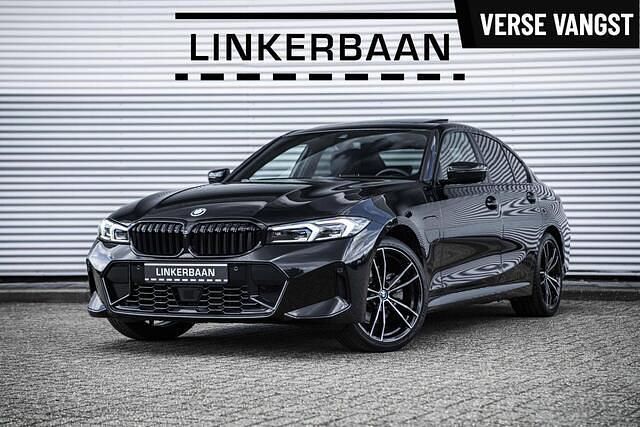 Zwart Gebruikt 2024 BMW 330 M Sport Sedan | € 47.895 (Eerlijke prijs) - Afbeelding 1/3