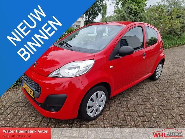 Rood Gebruikt 2014 Peugeot 107 Access Hatchback | € 4.950 (Eerlijke prijs) - Afbeelding 1/4