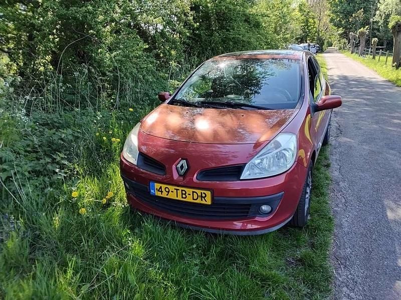 Rood Occasion 2006 Renault Clio II Hatchback | € 2.250 (Eerlijke prijs) - Afbeelding 1/4