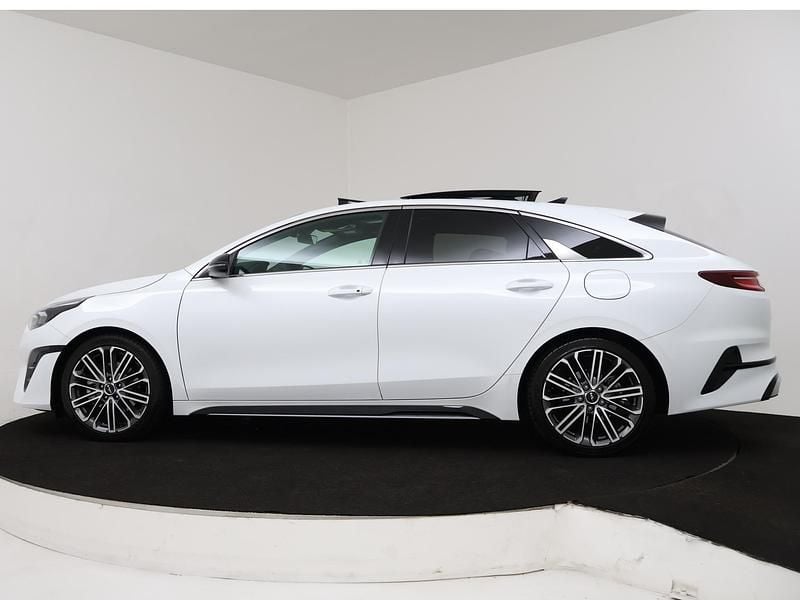 Occasion Kia ProCeed GT 142 PK (104 kW) 2024 Deluxe white (licht wit metallic) Hatchback