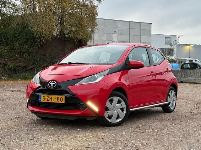 Rood Gebruikt 2015 Toyota Aygo X-play Hatchback | € 4.995 (Eerlijke prijs) - Afbeelding 1/4