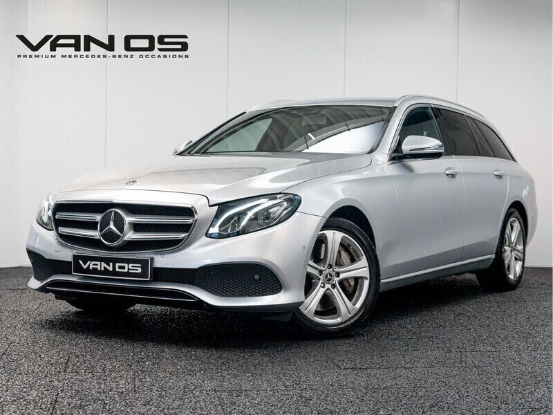 Grijs, metallic lak Gebruikt 2017 Mercedes E400 Avantgarde Stationwagen | € 34.995 - Afbeelding 1/4