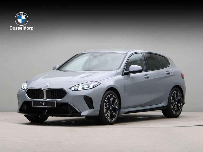 Blauw, metallic lak Nieuw 2025 BMW 120 Comfort Edition Hatchback | € 50.735 (Goede deal) - Afbeelding 1/4