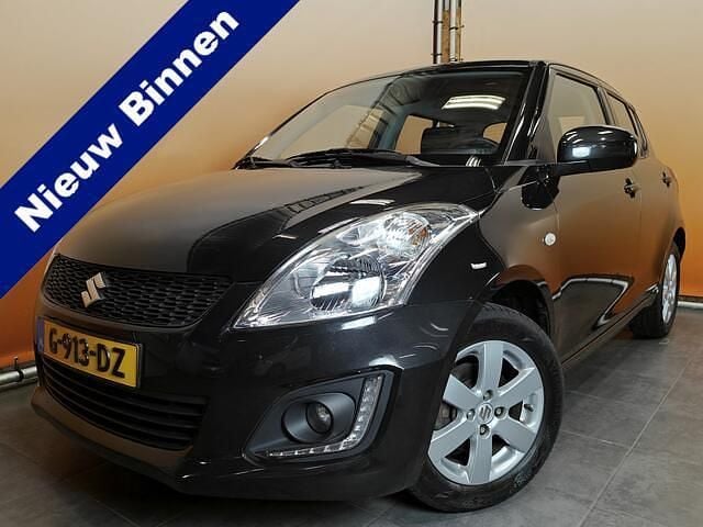 Zwart (metallic) Gebruikt 2015 Suzuki Swift Hatchback | € 9.450 (Eerlijke prijs) - Afbeelding 1/4