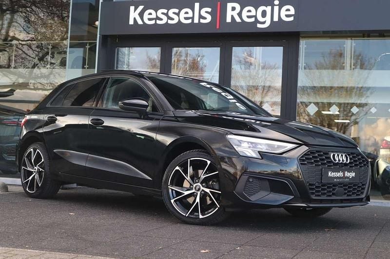 Zwart (metallic) Gebruikt 2022 Audi A3 Sportback e-tron Sport Hatchback | € 31.950 (Duur) - Afbeelding 1/4