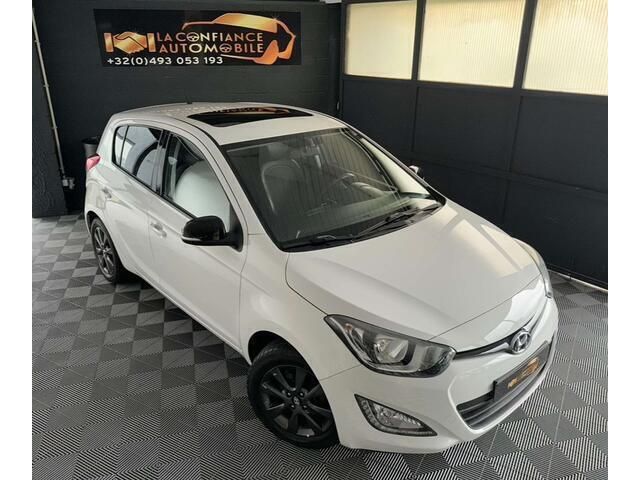 Wit Gebruikt 2015 Hyundai i20 Sedan | € 8.490 (Eerlijke prijs) - Afbeelding 1/4