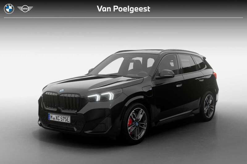 Saphirschwarz metallic (zwart metallic) Nieuw 2025 BMW X1 M Sport SUV | € 68.204 (Goede deal) - Afbeelding 1/4