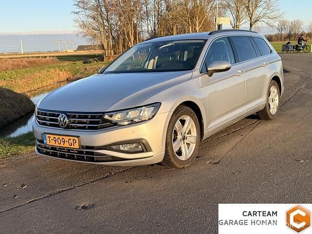 Grijs Occasion 2020 VW Passat Comfortline Stationwagen | € 20.950 (Goede deal) - Afbeelding 1/4