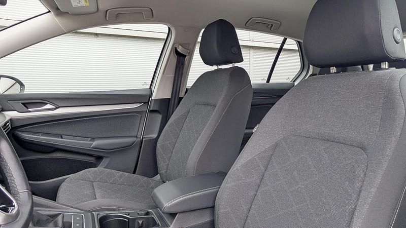 Occasion VW Golf VIII Life 110 PK (80 kW) 2022 Grijs Hatchback