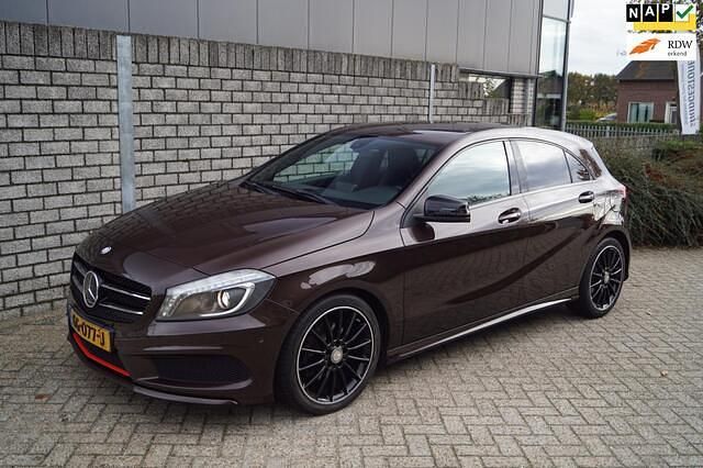 Bruin (metallic) Gebruikt 2015 Mercedes A180 Ambition Hatchback | € 14.850 (Eerlijke prijs) - Afbeelding 1/4