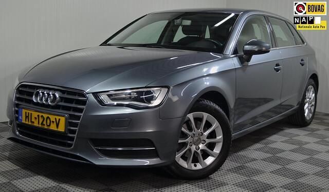 Grijs (metallic) Gebruikt 2015 Audi A3 Sportback Attraction Hatchback | € 12.500 (Eerlijke prijs) - Afbeelding 1/4
