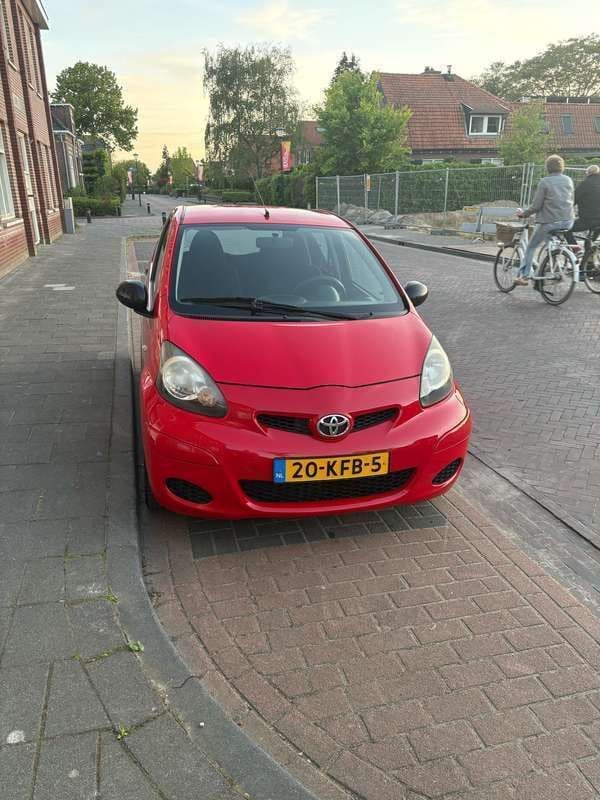 Rood Gebruikt 2009 Toyota Aygo Hatchback | € 1.800 (Eerlijke prijs) - Afbeelding 1/4