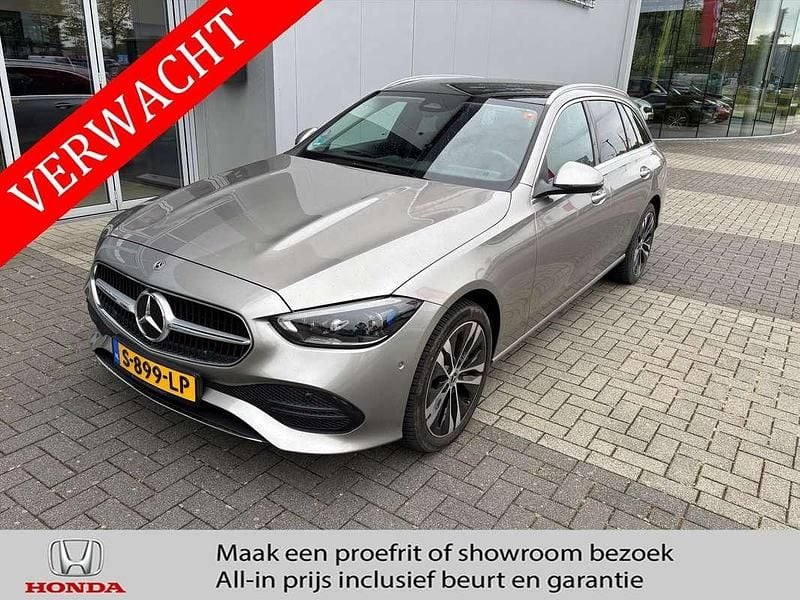Grijs Gebruikt 2023 Mercedes C300e Luxury Stationwagen | € 40.990 (Goede deal) - Afbeelding 1/4