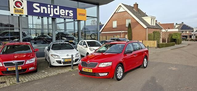 Rood (metallic) Occasion 2015 Skoda Octavia Stationwagen | € 9.250 - Afbeelding 1/4