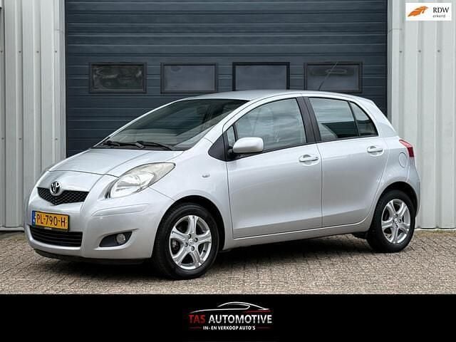 Grijs (metallic) Gebruikt 2010 Toyota Yaris Hatchback | € 6.450 (Eerlijke prijs) - Afbeelding 1/4