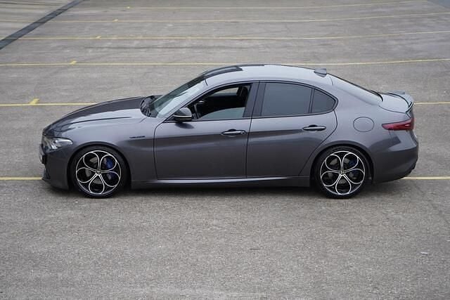 Grijs (metallic) Gebruikt 2019 Alfa Romeo Giulia Veloce Sedan | € 29.500 (Goede deal) - Afbeelding 1/4