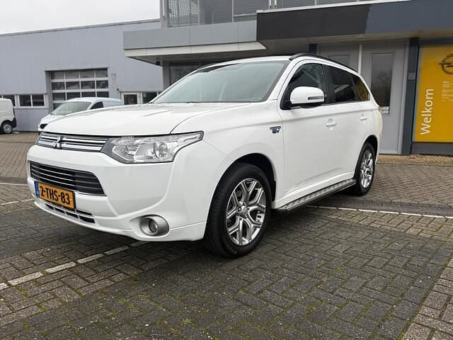 Wit Occasion 2014 Mitsubishi Outlander Instyle SUV | € 6.950 (Goede deal) - Afbeelding 1/4