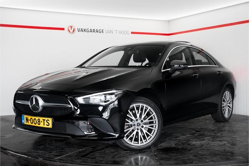 Zwart Gebruikt 2022 Mercedes CLA250e Advantage Sedan | € 28.944 (Eerlijke prijs) - Afbeelding 1/4
