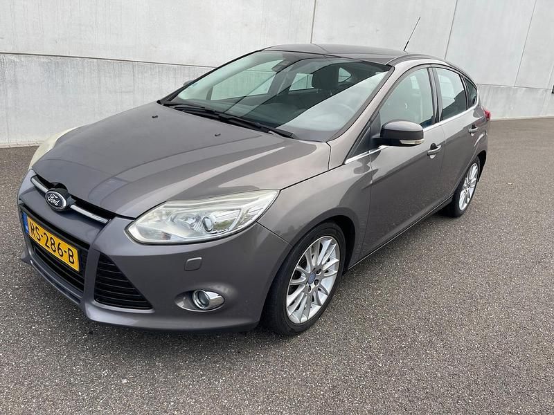 Bruin (metallic) Gebruikt 2011 Ford Focus Titanium Hatchback | € 4.950 (Goede deal) - Afbeelding 1/4