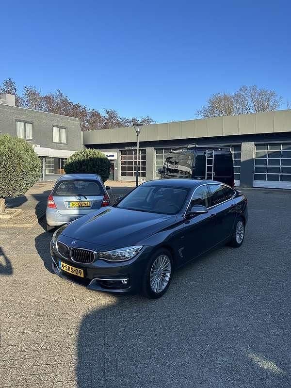 Grijs Occasion 2013 BMW 320 Gran Turismo Luxury Line Sedan | € 16.950 (Eerlijke prijs) - Afbeelding 1/4