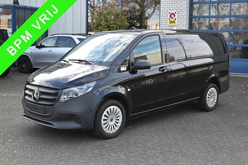 Zwart (metallic) Gebruikt 2024 Mercedes Vito Sedan | € 40.950 - Afbeelding 1/4