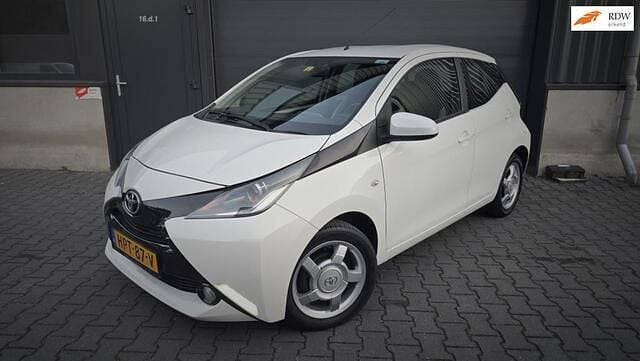 Wit Gebruikt 2015 Toyota Aygo X-play Hatchback | € 7.450 (Eerlijke prijs) - Afbeelding 1/4