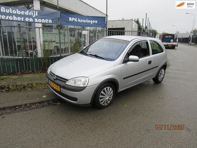 Grijs (metallic) Gebruikt 2002 Opel Corsa Comfort Hatchback | € 900 (Eerlijke prijs) - Afbeelding 1/4
