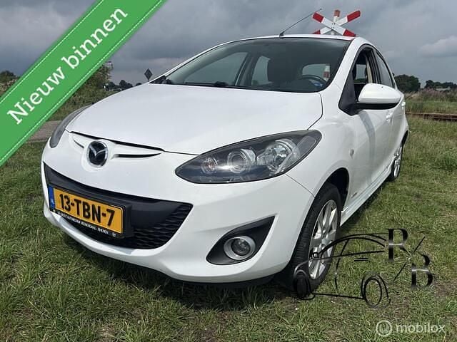 Wit, metallic lak Gebruikt 2012 Mazda 2 Hatchback | € 3.799 (Eerlijke prijs) - Afbeelding 1/4