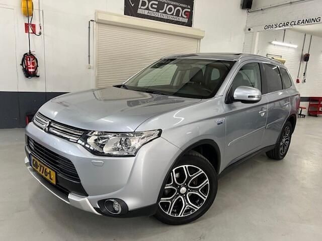 Grijs Gebruikt 2015 Mitsubishi Outlander SUV | € 15.495 (Goede deal) - Afbeelding 1/4