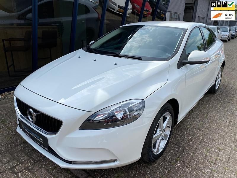 Wit Occasion 2017 Volvo V40 Business Edition Hatchback | € 12.445 (Super prijs) - Afbeelding 1/4