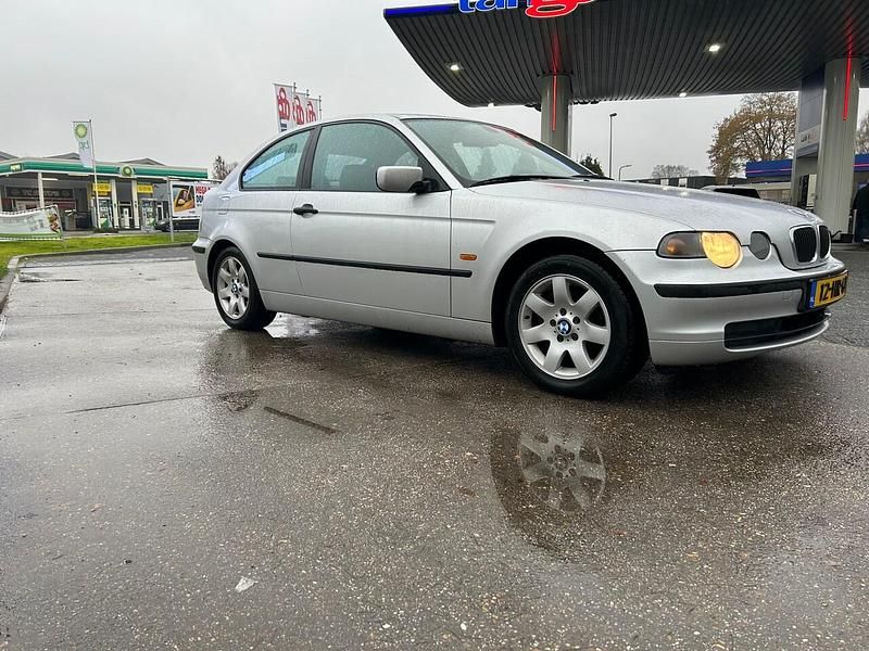 Grijs (metallic) Gebruikt 2001 BMW 316 Compact Executive Hatchback | € 2.950 (Duur) - Afbeelding 1/4