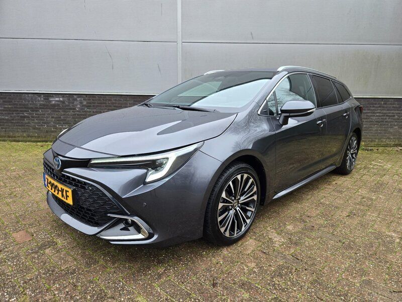 Grijs Gebruikt 2024 Toyota Corolla Hybrid Business Edition Stationwagen | € 33.480 (Eerlijke prijs) - Afbeelding 1/4