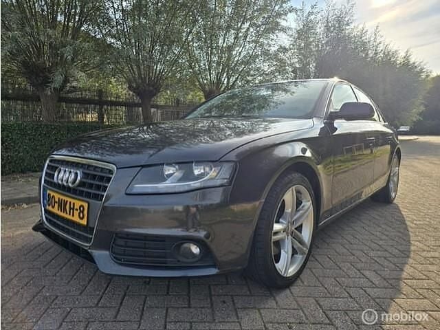 Grijs Gebruikt 2010 Audi A4 Business Sedan | € 4.795 (Eerlijke prijs) - Afbeelding 1/4