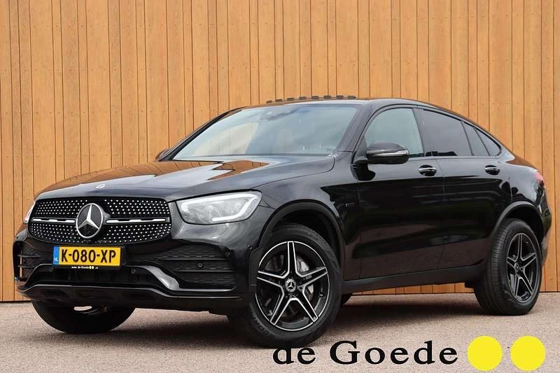Zwart, metallic lak Gebruikt 2021 Mercedes GLC300e Business Coupé | € 54.940 (Iets duurder) - Afbeelding 1/4