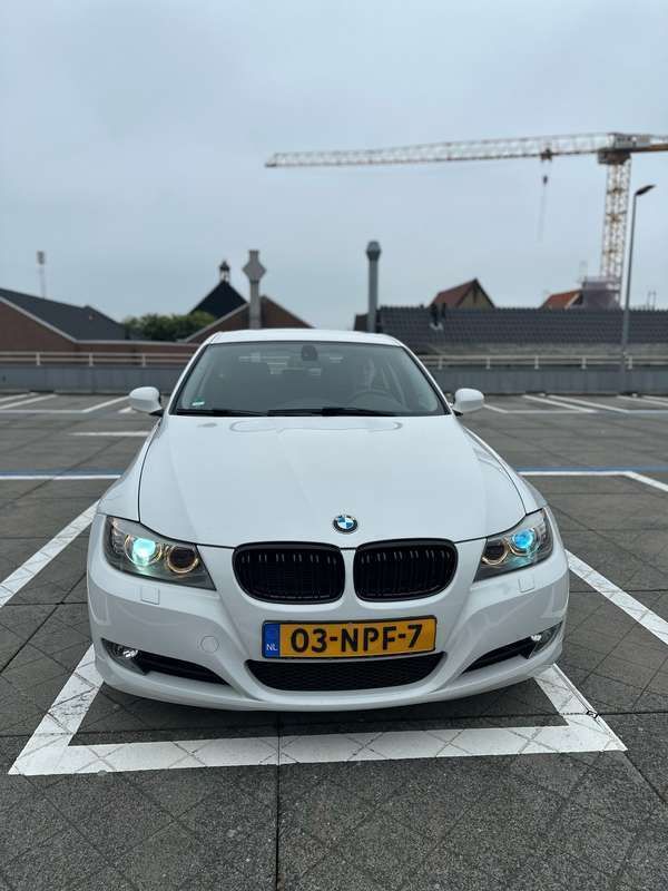 Wit Gebruikt 2010 BMW 318 Stationwagen | € 5.200 (Iets duurder) - Afbeelding 1/4