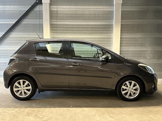 Occasion Toyota Yaris Hybrid 101 PK (74 kW) 2014 Grijs Hatchback