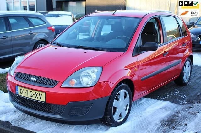 Rood Gebruikt 2007 Ford Fiesta Futura Hatchback | € 1.450 (Goede deal) - Afbeelding 1/4