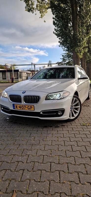 Wit Gebruikt 2015 BMW 520 M Sport Stationwagen | € 12.500 (Eerlijke prijs) - Afbeelding 1/4
