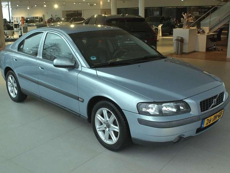 Grijs Occasion 2002 Volvo S60 Sedan | € 3.000 (Eerlijke prijs) - Afbeelding 1/4