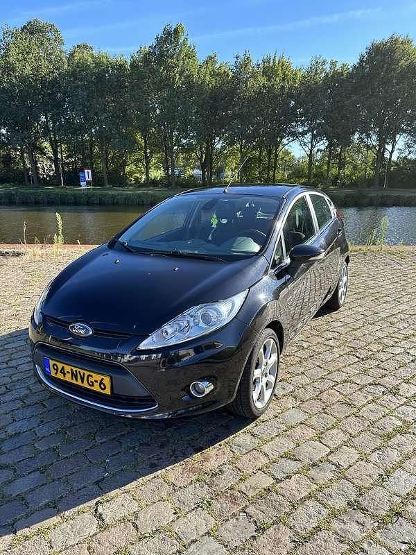Zwart Gebruikt 2010 Ford Fiesta Titanium Hatchback | € 3.250 (Eerlijke prijs) - Afbeelding 1/4